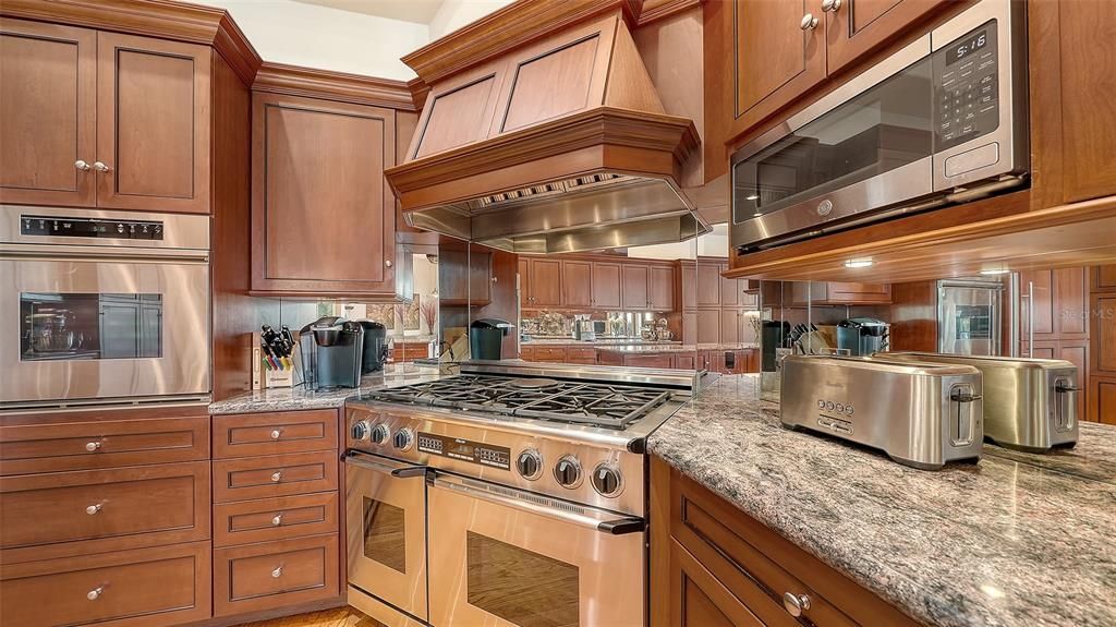Под контрактом: $4,975,000 (3 спален, 3 ванн, 4070 Квадратных фут)