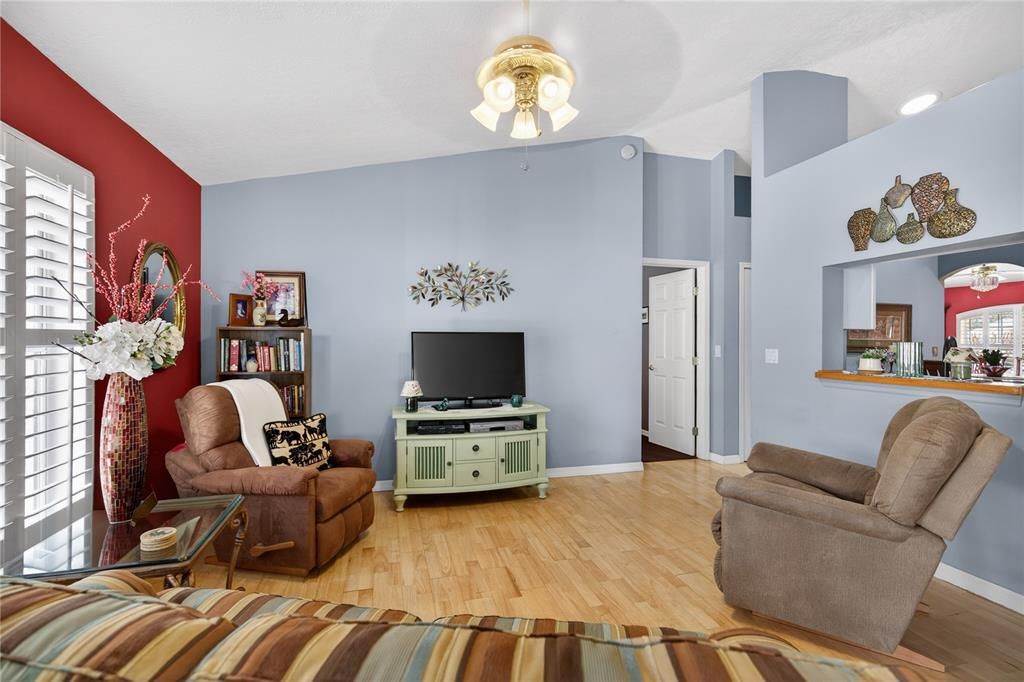 Active With Contract: $285,000 (2 beds, 2 baths, 1344 Square Feet)