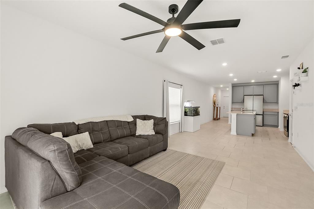 Activo con contrato: $319,900 (3 camas, 2 baños, 1432 Pies cuadrados)