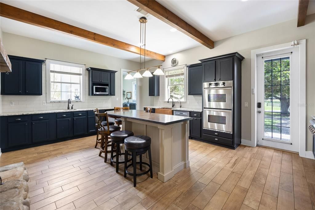 En Venta: $1,099,000 (5 camas, 4 baños, 3990 Pies cuadrados)