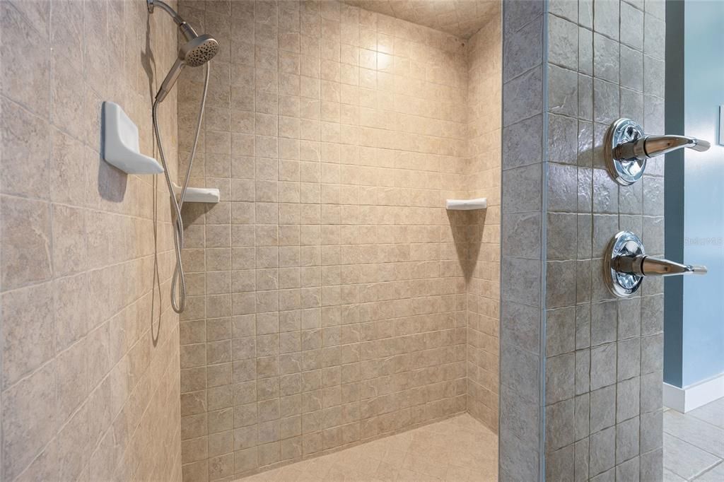 En Venta: $1,099,000 (5 camas, 4 baños, 3990 Pies cuadrados)