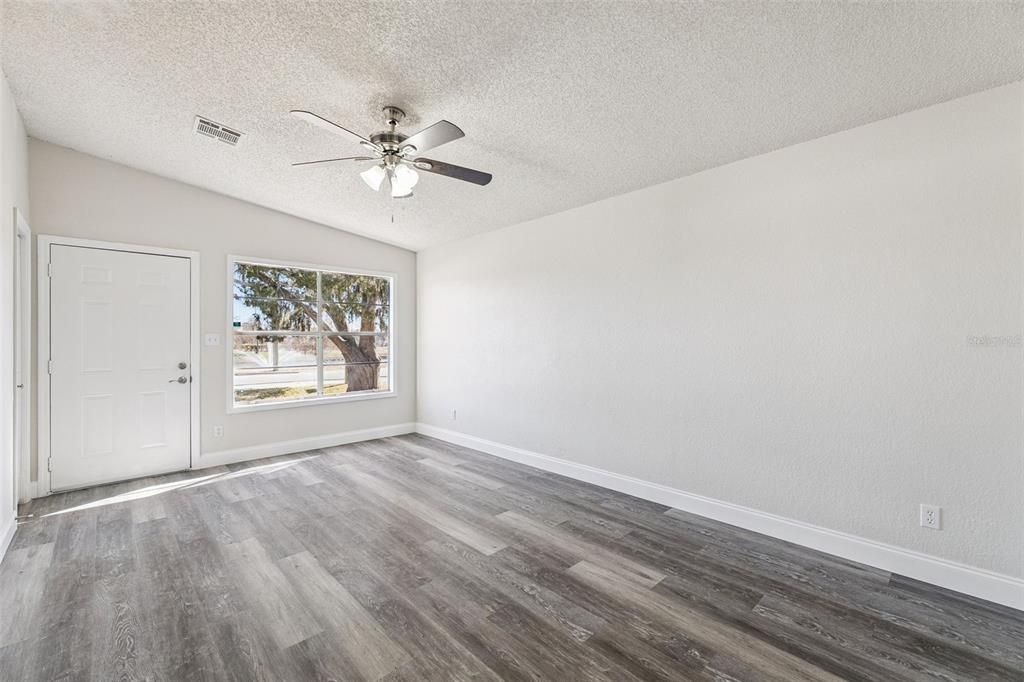 Activo con contrato: $208,000 (3 camas, 2 baños, 1104 Pies cuadrados)