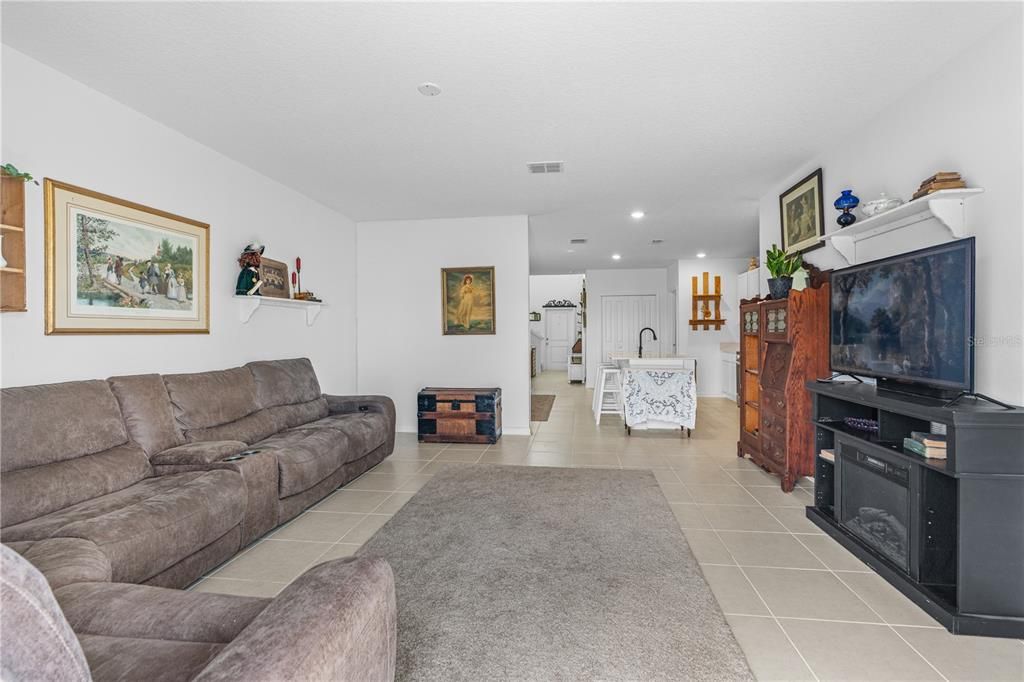 For Sale: $380,000 (5 beds, 2 baths, 2479 Square Feet)
