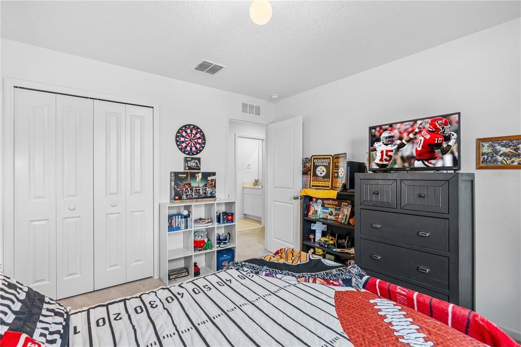 For Sale: $380,000 (5 beds, 2 baths, 2479 Square Feet)