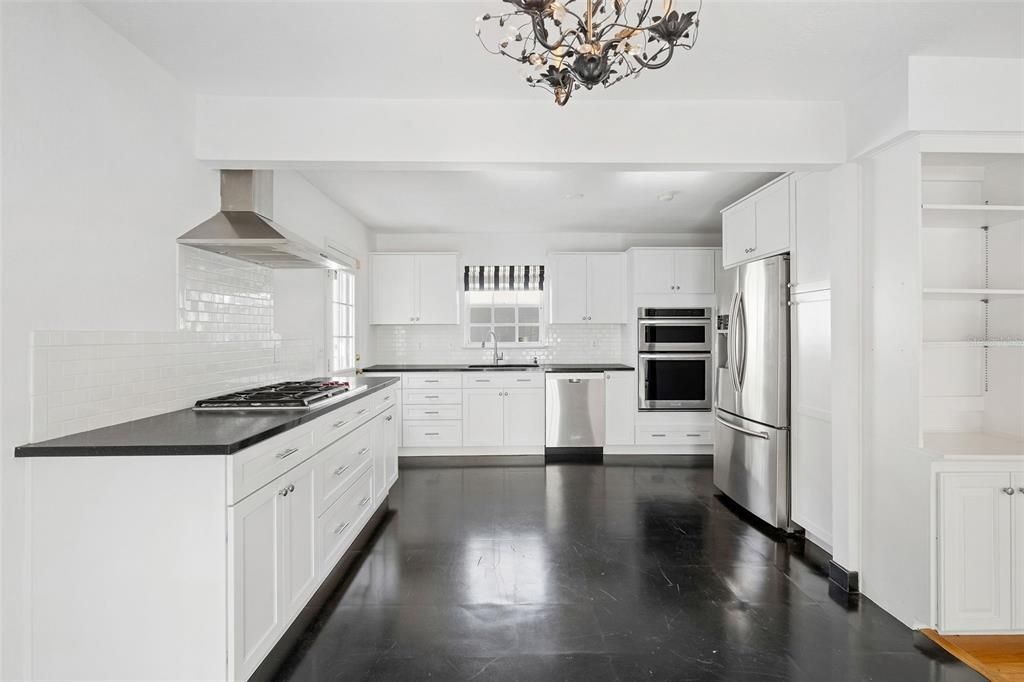 Activo con contrato: $1,199,000 (4 camas, 2 baños, 2304 Pies cuadrados)