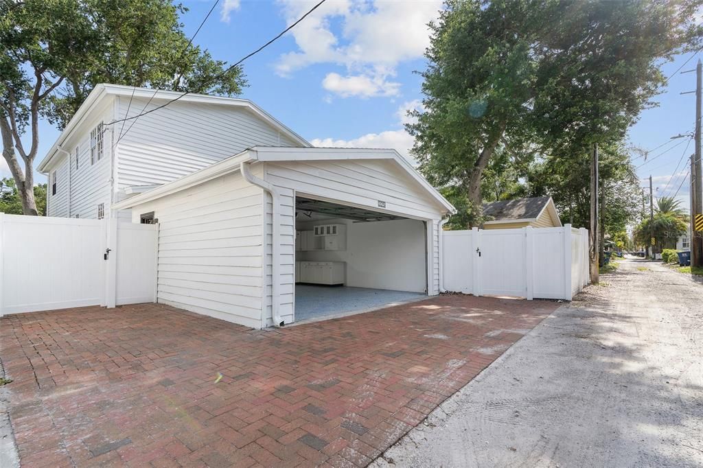 Activo con contrato: $1,199,000 (4 camas, 2 baños, 2304 Pies cuadrados)