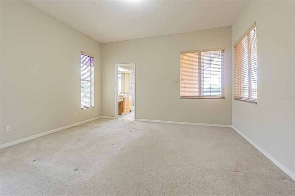 Activo con contrato: $699,000 (4 camas, 3 baños, 2634 Pies cuadrados)