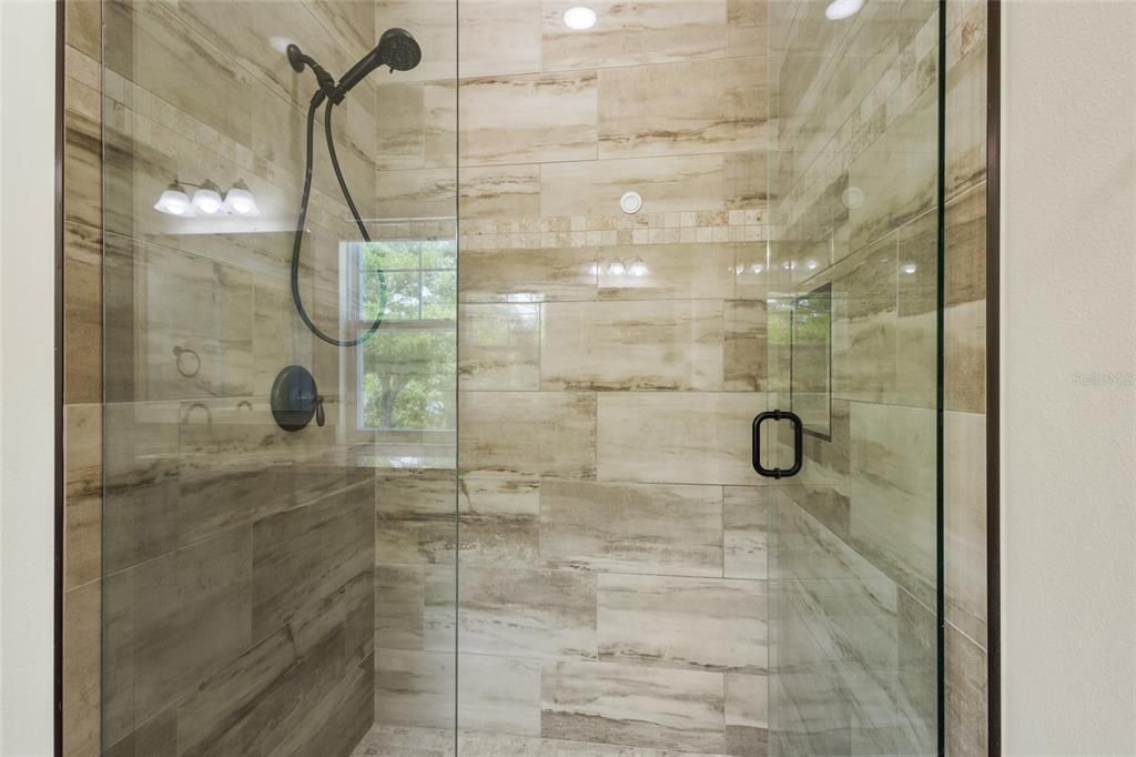 For Rent: $2,600 (4 beds, 3 baths, 1996 Square Feet)