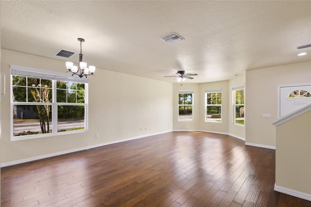 For Rent: $2,600 (4 beds, 3 baths, 1996 Square Feet)