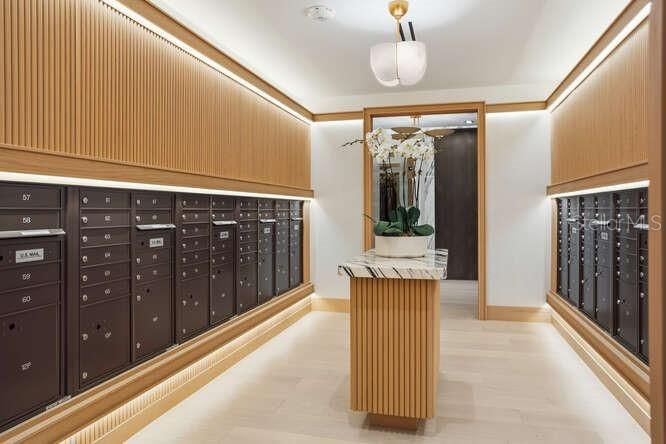 合同活跃: $2,199,999 (2 贝兹, 2 浴室, 2405 平方英尺)