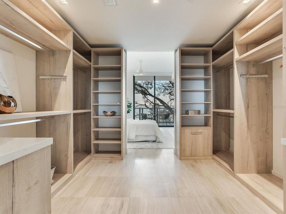 合同活跃: $2,199,999 (2 贝兹, 2 浴室, 2405 平方英尺)