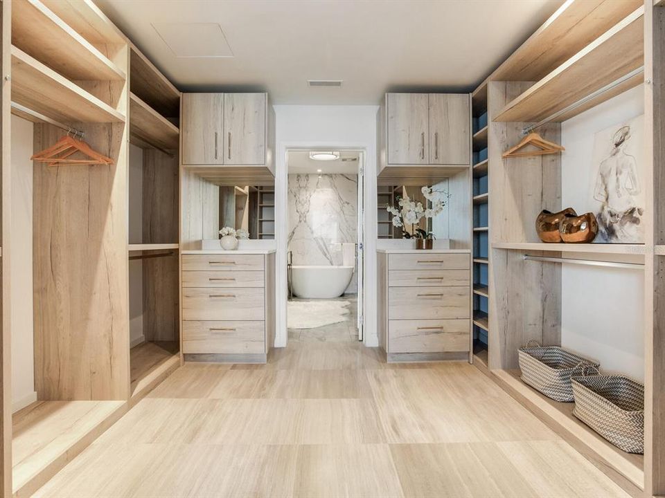 合同活跃: $2,199,999 (2 贝兹, 2 浴室, 2405 平方英尺)