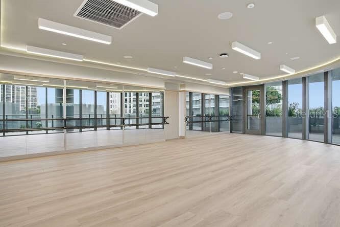 合同活跃: $2,199,999 (2 贝兹, 2 浴室, 2405 平方英尺)