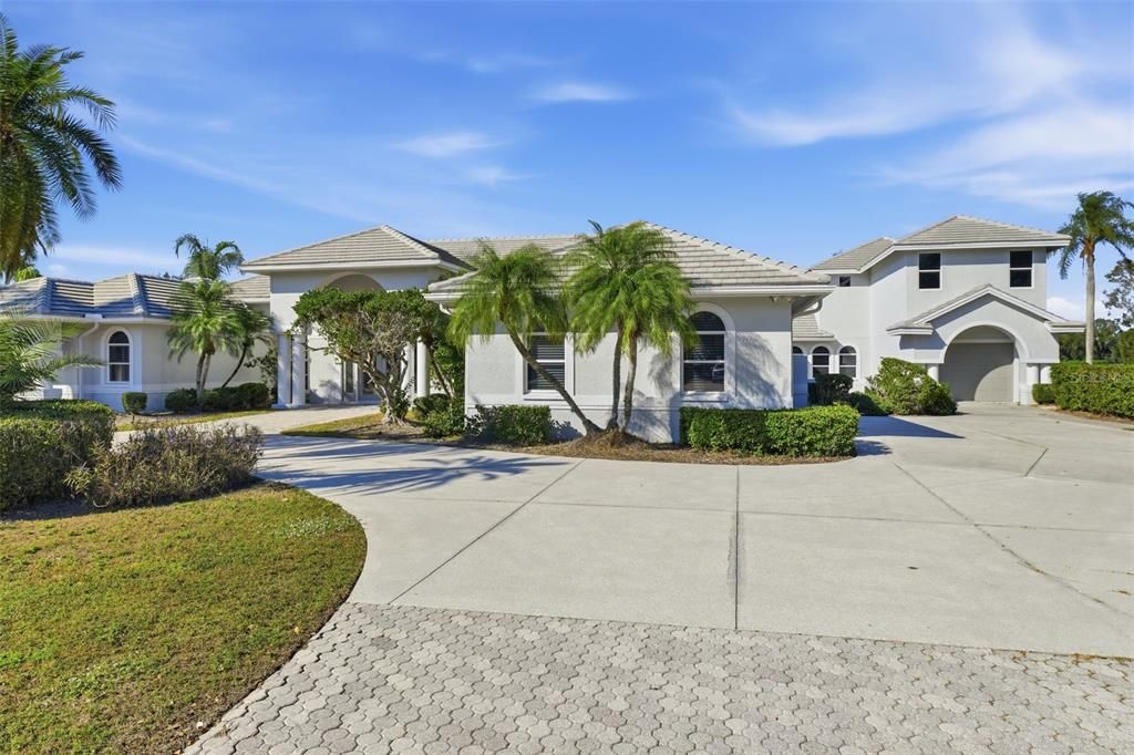 For Sale: $2,695,000 (5 beds, 6 baths, 7639 Square Feet)