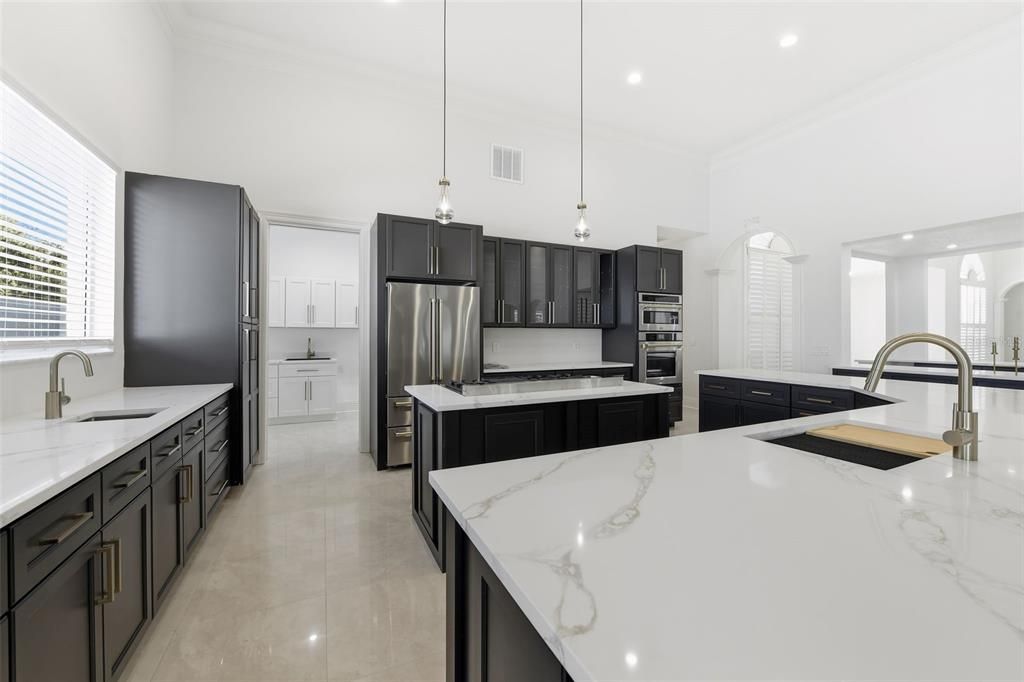 For Sale: $2,695,000 (5 beds, 6 baths, 7639 Square Feet)