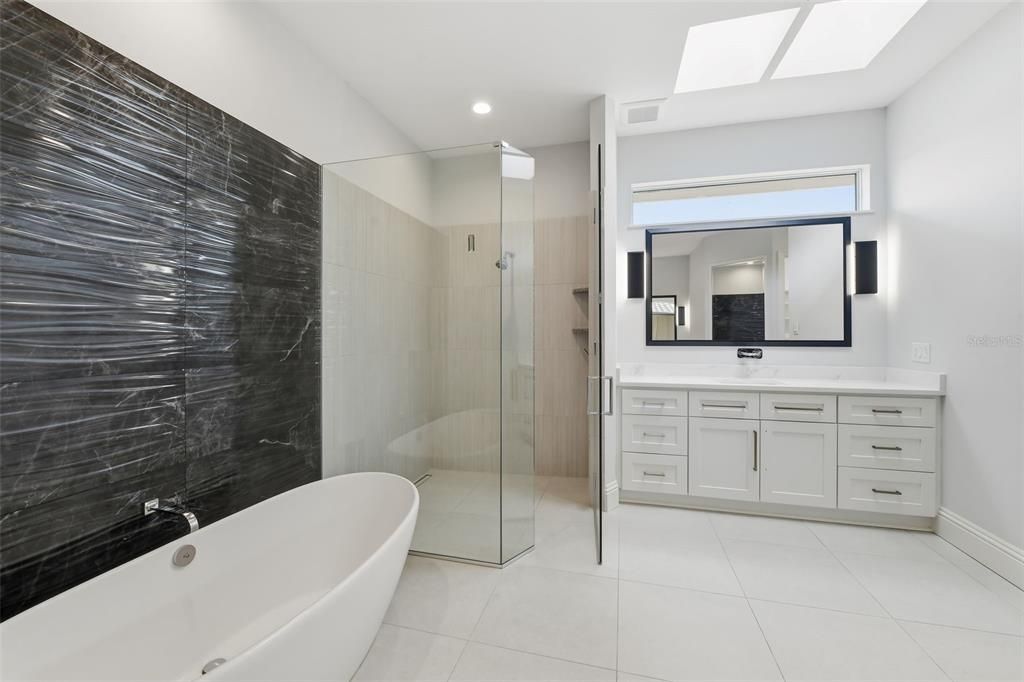 For Sale: $2,695,000 (5 beds, 6 baths, 7639 Square Feet)