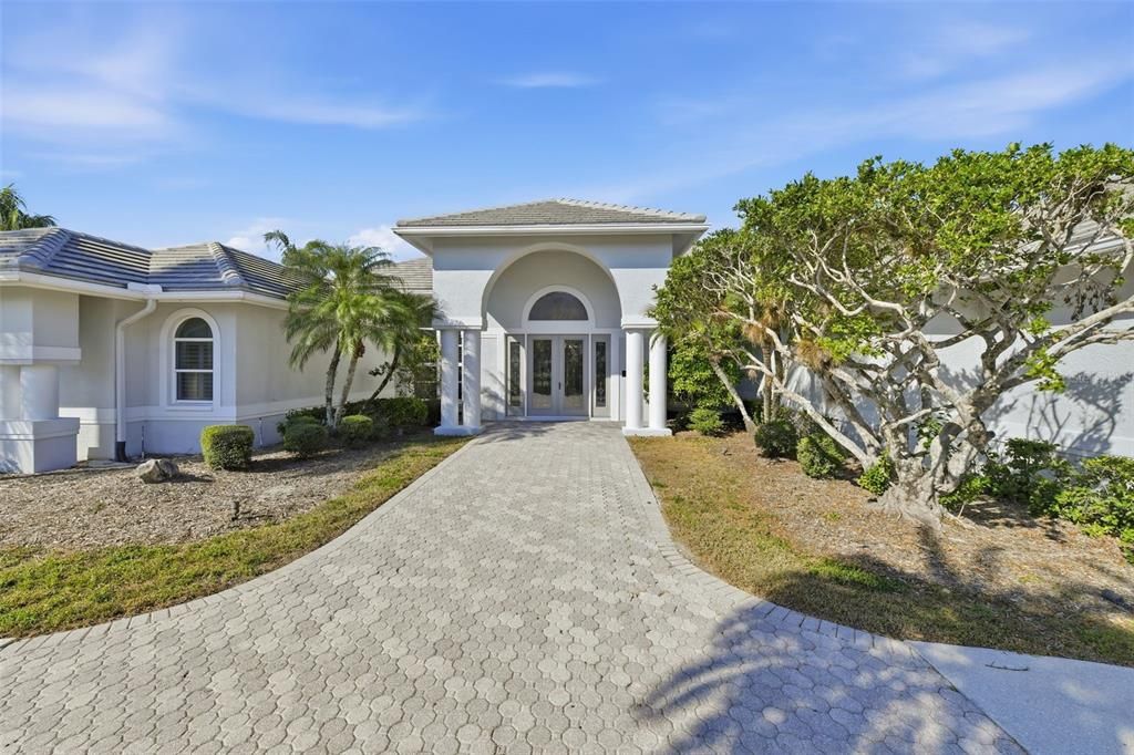 For Sale: $2,695,000 (5 beds, 6 baths, 7639 Square Feet)