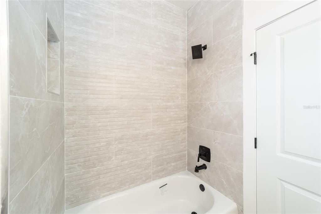 В аренду: $2,350 (4 спален, 2 ванн, 1571 Квадратных фут)