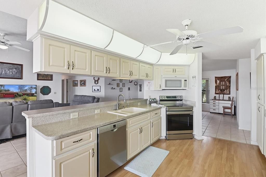 Activo con contrato: $520,000 (4 camas, 2 baños, 2562 Pies cuadrados)