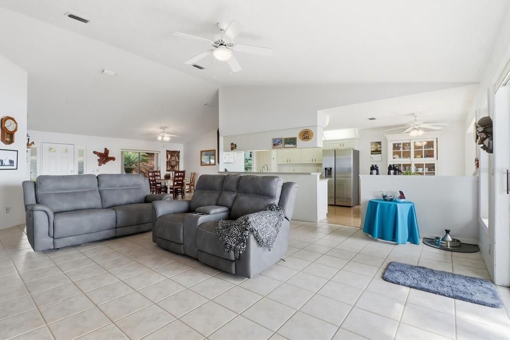 Activo con contrato: $520,000 (4 camas, 2 baños, 2562 Pies cuadrados)