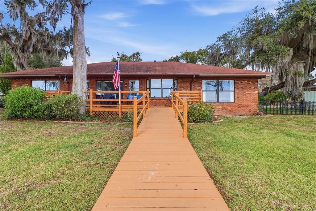 Activo con contrato: $520,000 (4 camas, 2 baños, 2562 Pies cuadrados)
