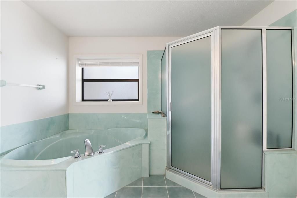 Activo con contrato: $520,000 (4 camas, 2 baños, 2562 Pies cuadrados)