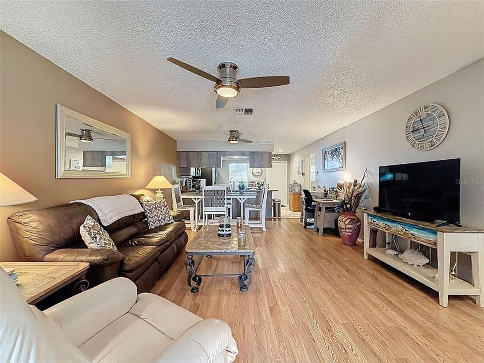 For Sale: $146,900 (2 beds, 2 baths, 1125 Square Feet)