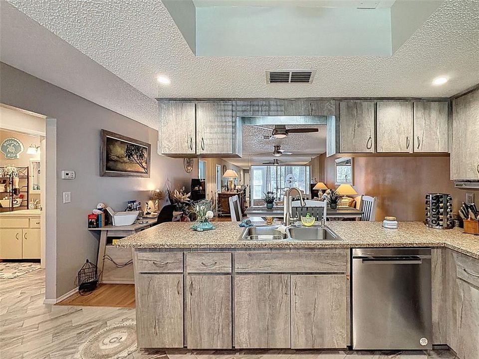 For Sale: $146,900 (2 beds, 2 baths, 1125 Square Feet)