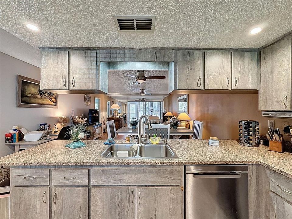 For Sale: $146,900 (2 beds, 2 baths, 1125 Square Feet)