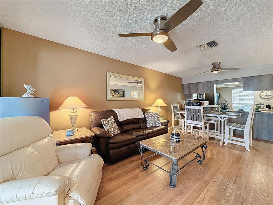 For Sale: $146,900 (2 beds, 2 baths, 1125 Square Feet)