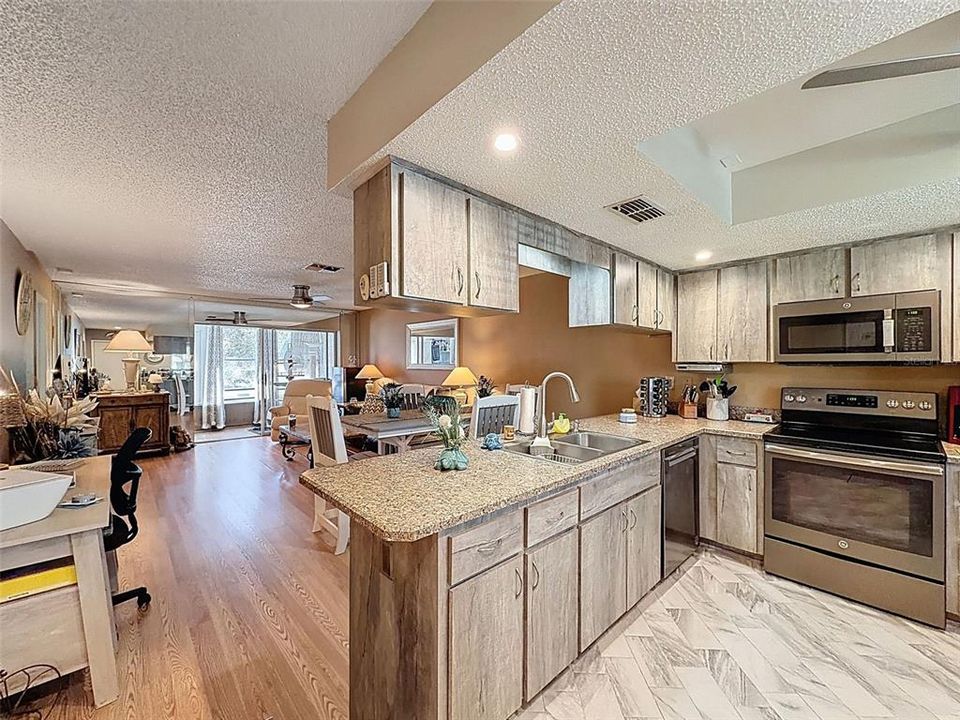 For Sale: $146,900 (2 beds, 2 baths, 1125 Square Feet)