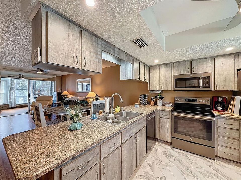 For Sale: $146,900 (2 beds, 2 baths, 1125 Square Feet)