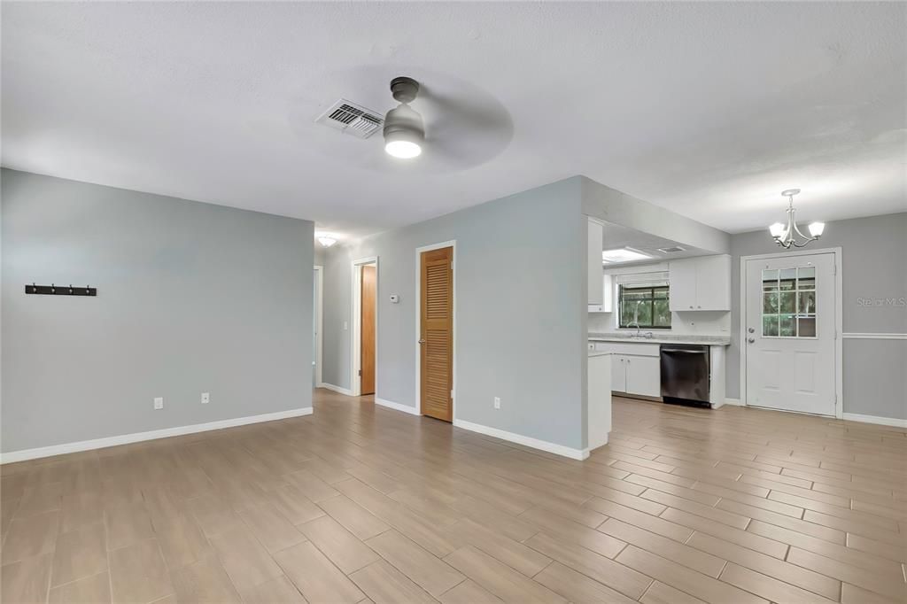 For Sale: $214,500 (2 beds, 2 baths, 936 Square Feet)