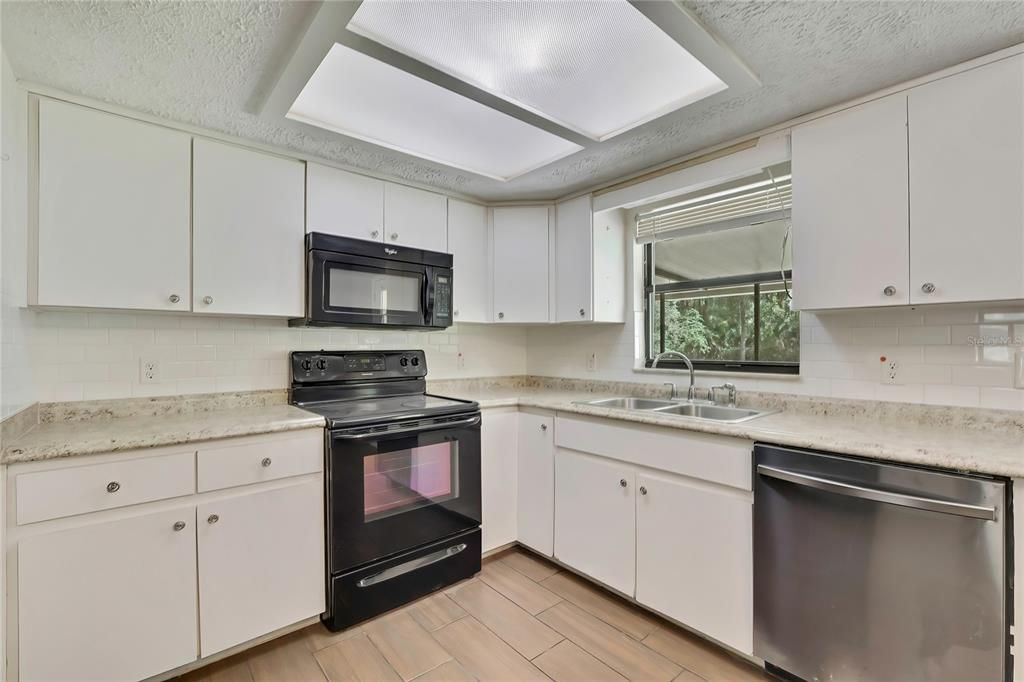 For Sale: $214,500 (2 beds, 2 baths, 936 Square Feet)