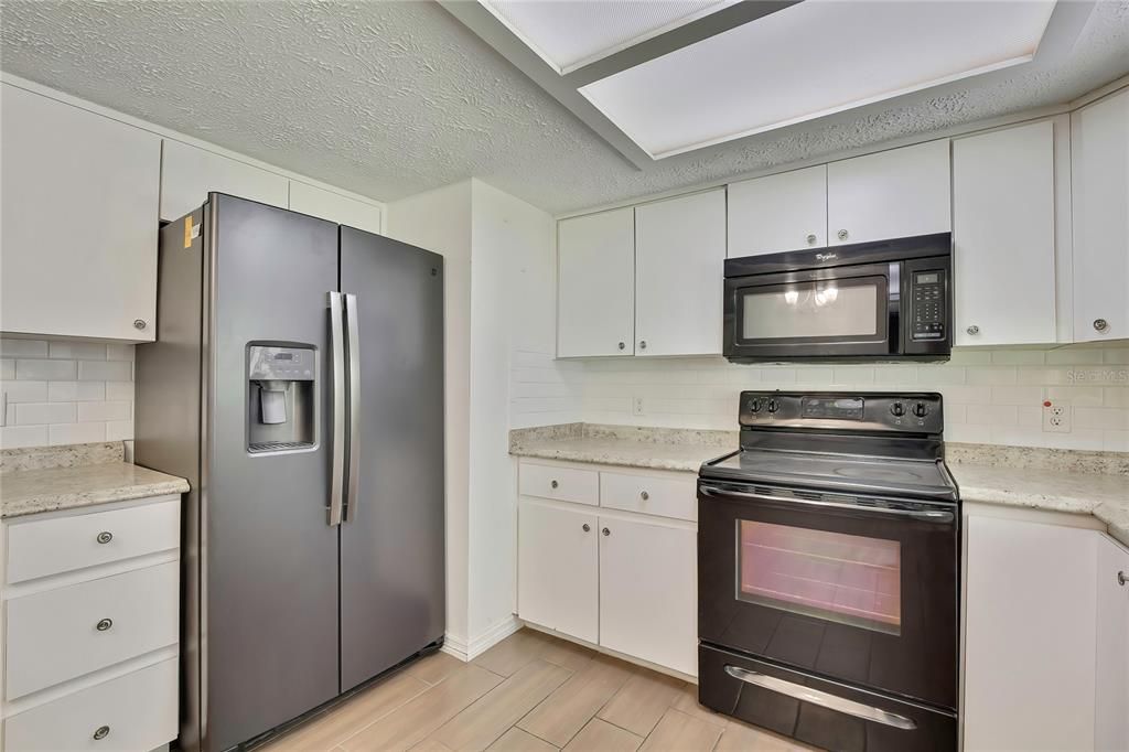 For Sale: $214,500 (2 beds, 2 baths, 936 Square Feet)
