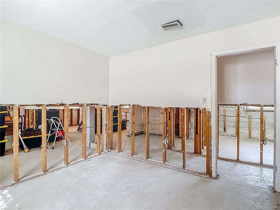 Под контрактом: $649,900 (3 спален, 2 ванн, 1806 Квадратных фут)