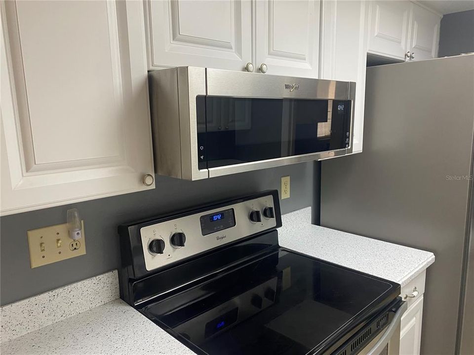Active With Contract: $139,900 (2 beds, 2 baths, 864 Square Feet)