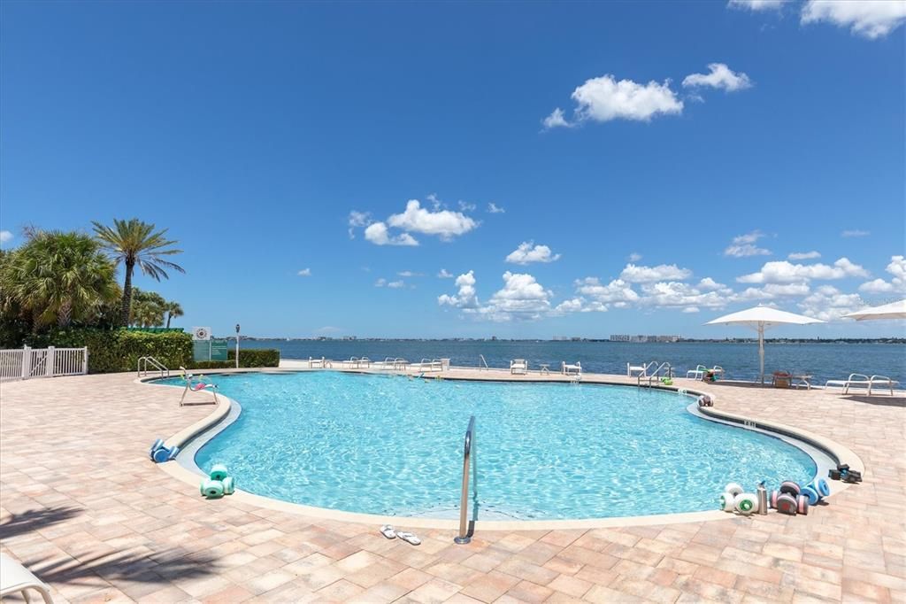 En Venta: $2,500,000 (4 camas, 3 baños, 3700 Pies cuadrados)