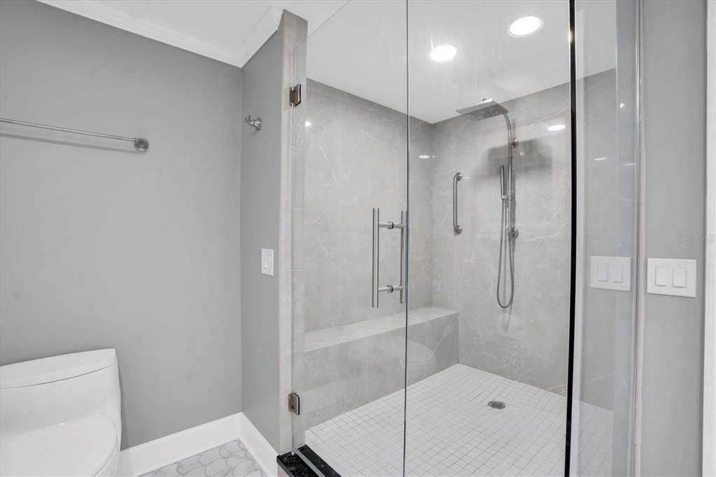 En Venta: $2,500,000 (4 camas, 3 baños, 3700 Pies cuadrados)