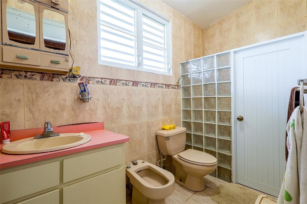 For Sale: $1,600,000 (23 beds, 4 baths, 11501 Square Feet)