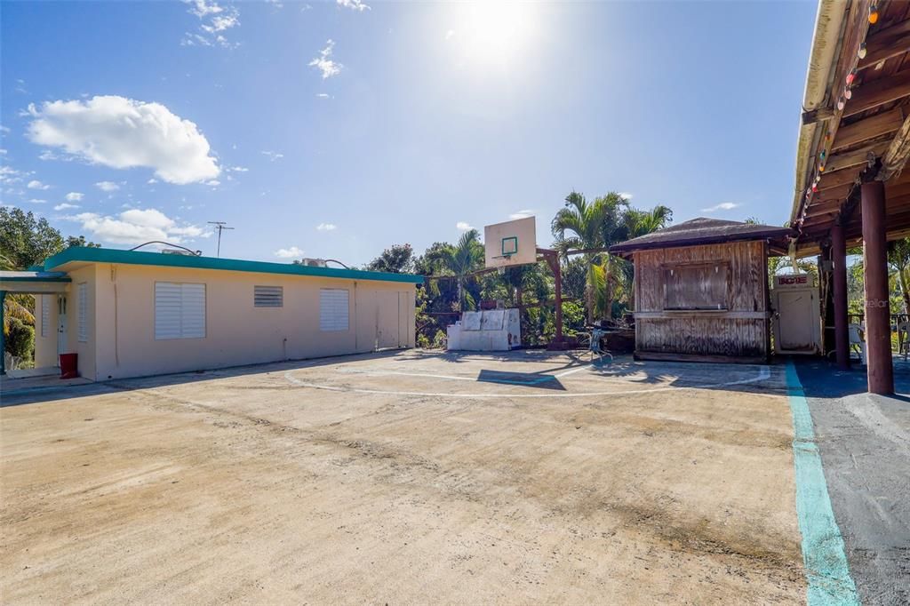 For Sale: $1,600,000 (23 beds, 4 baths, 11501 Square Feet)