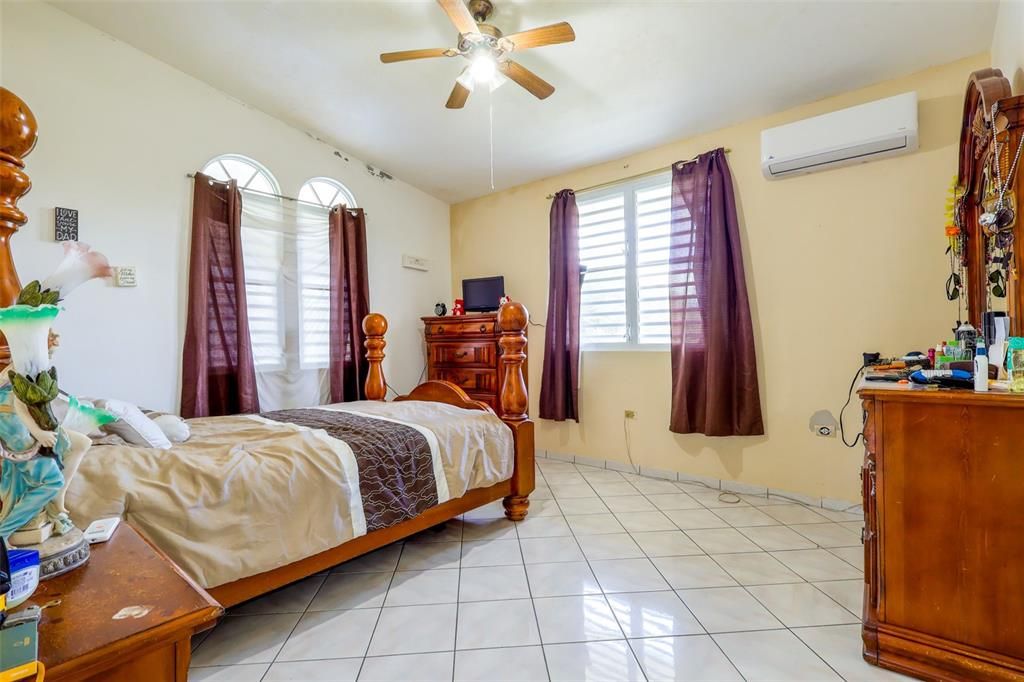 For Sale: $1,600,000 (23 beds, 4 baths, 11501 Square Feet)