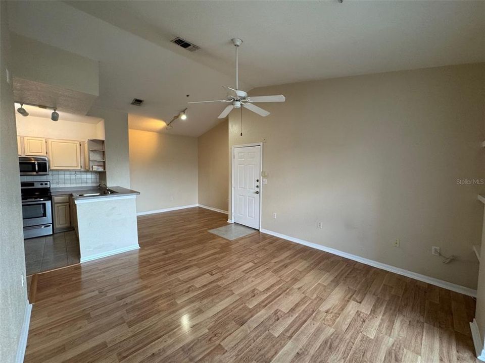 В аренду: $1,475 (2 спален, 1 ванн, 927 Квадратных фут)