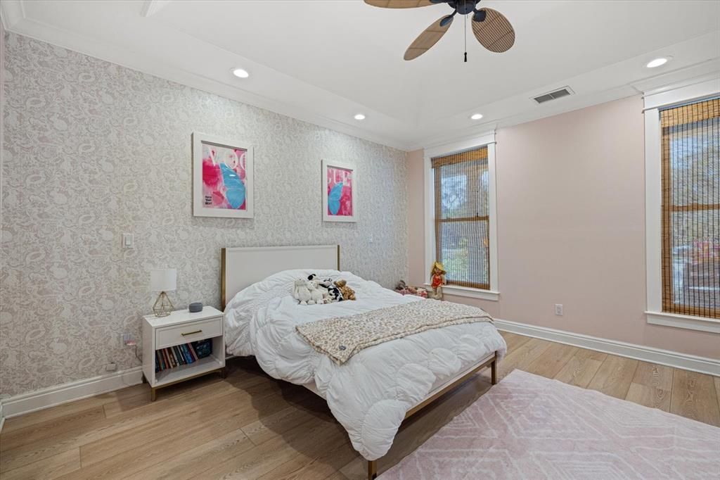 Activo con contrato: $1,670,000 (5 camas, 4 baños, 3715 Pies cuadrados)
