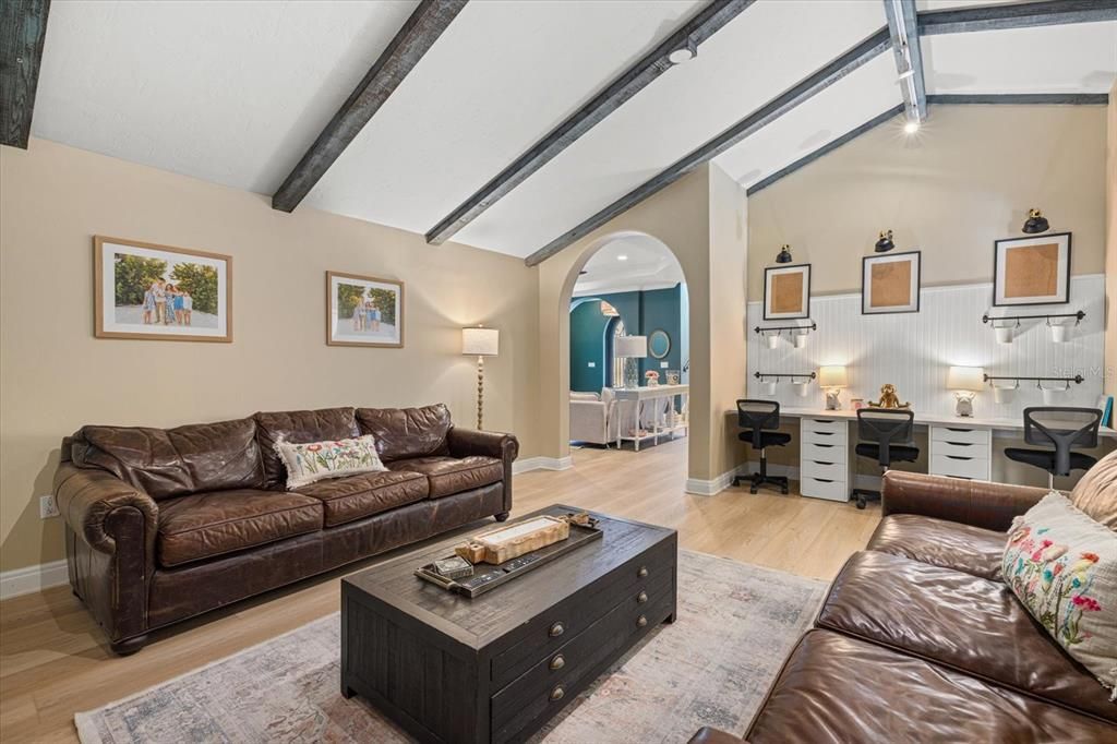 Activo con contrato: $1,670,000 (5 camas, 4 baños, 3715 Pies cuadrados)