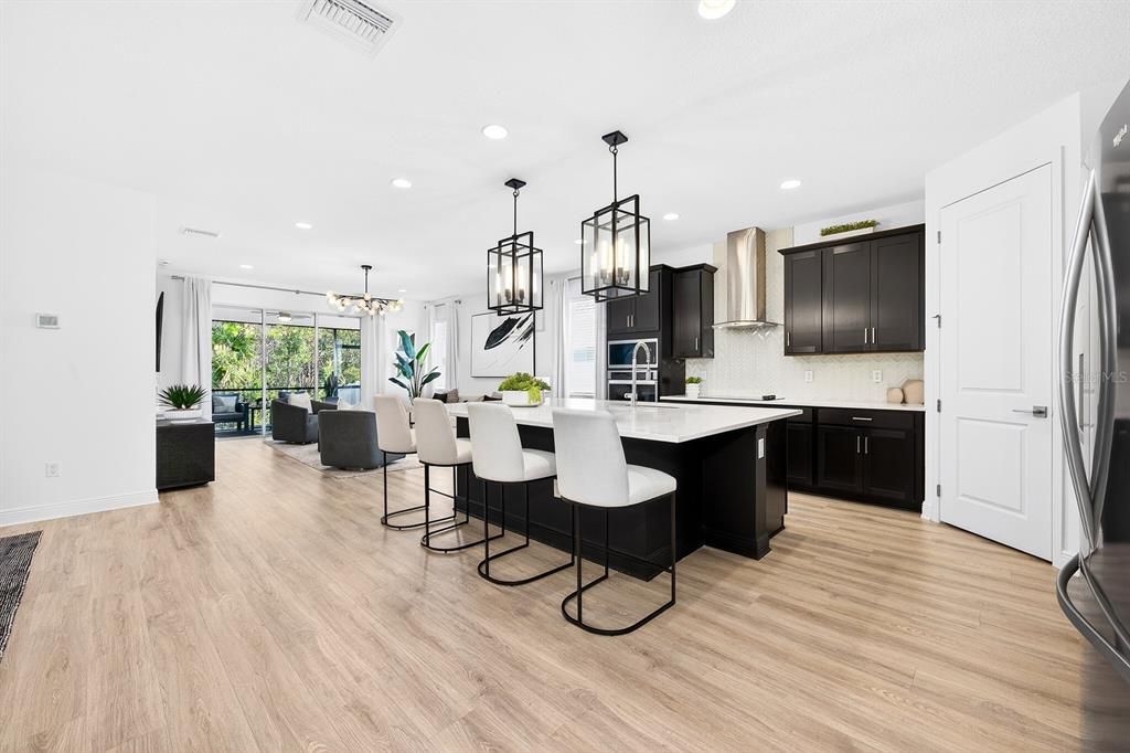 Activo con contrato: $595,000 (6 camas, 4 baños, 3551 Pies cuadrados)