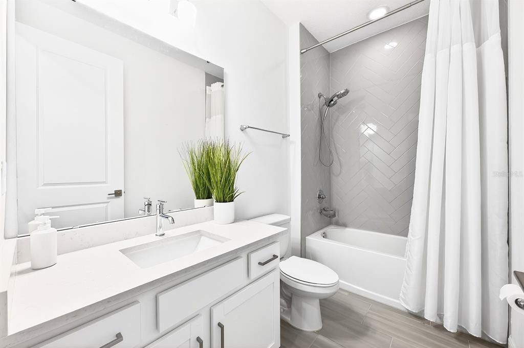 Activo con contrato: $595,000 (6 camas, 4 baños, 3551 Pies cuadrados)