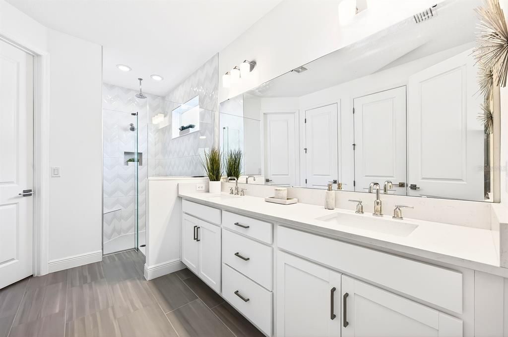 Activo con contrato: $595,000 (6 camas, 4 baños, 3551 Pies cuadrados)