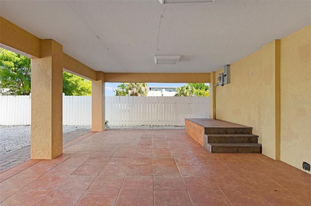 Active With Contract: $2,400 (2 beds, 1 baths, 1142 Square Feet)