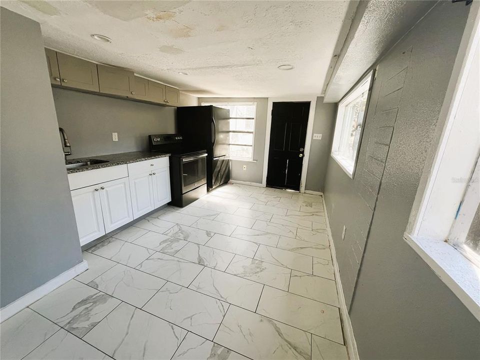 Под контрактом: $189,999 (4 спален, 3 ванн, 2216 Квадратных фут)